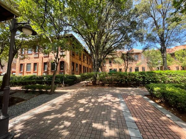 925  m² Commercial space