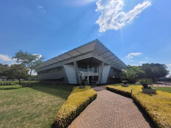 2 500  m² Commercial space