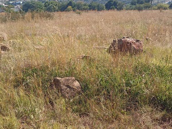1 033 m² Land