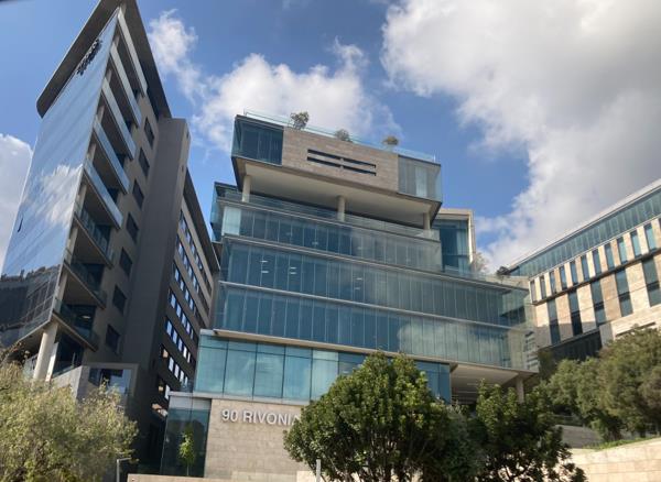 893 m² Commercial space