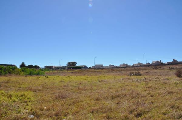 3 128 m² Land