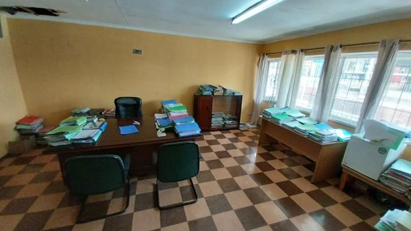 1 000  m² Retail Space