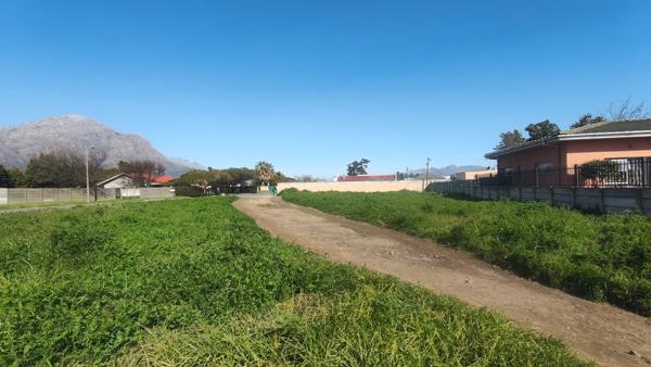 1 233 m² Land