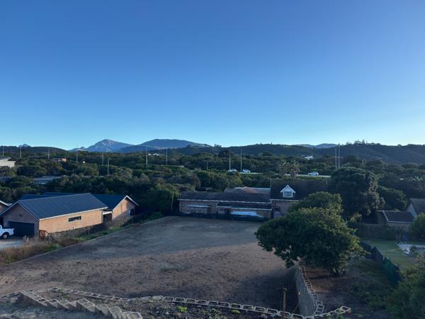 1 738 m² Land