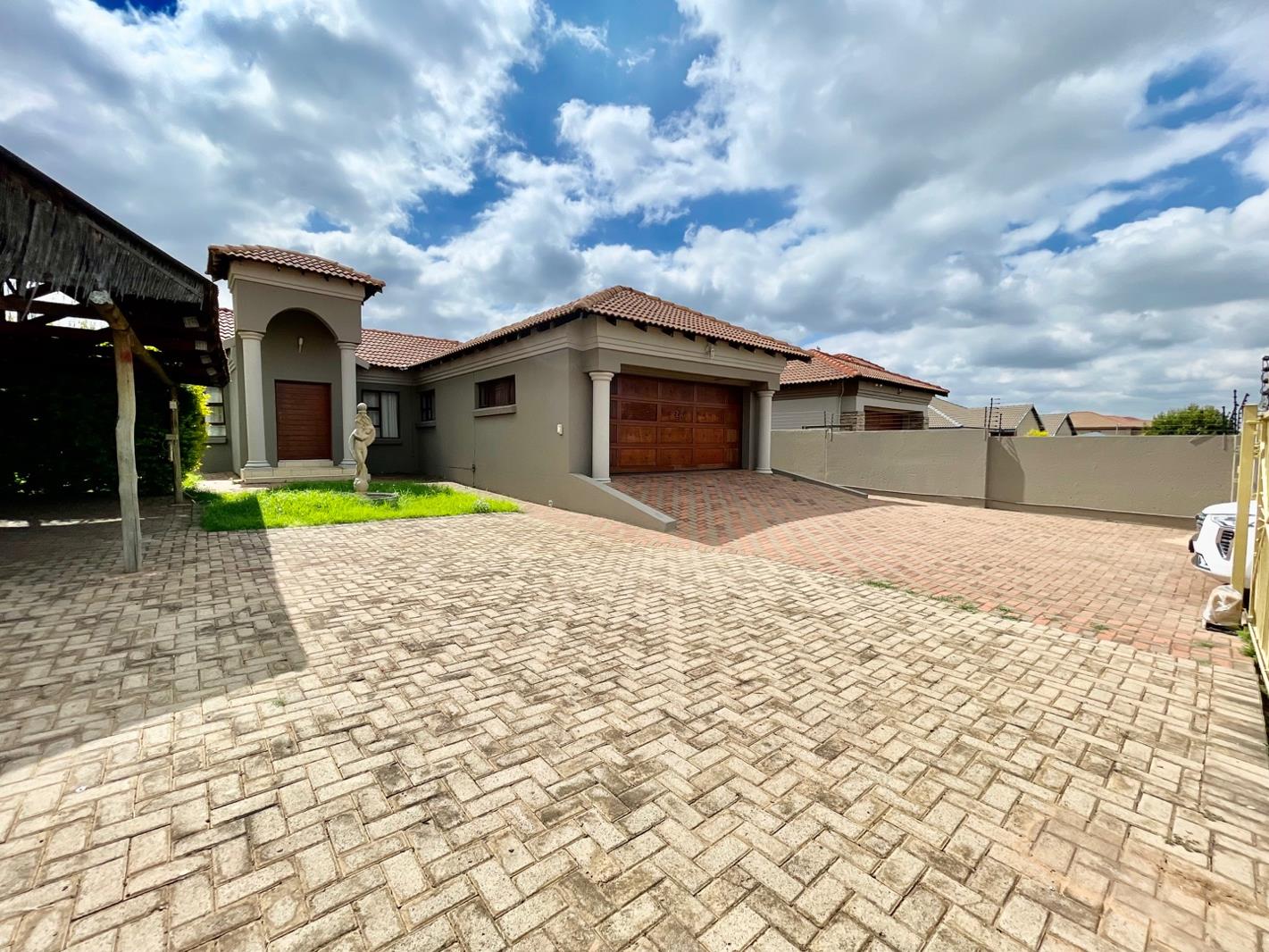 4 Bedroom House for sale in Aerorand | T4590214 | Private Property