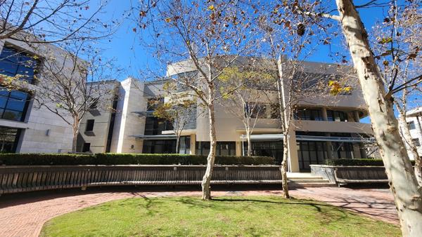 672  m² Commercial space