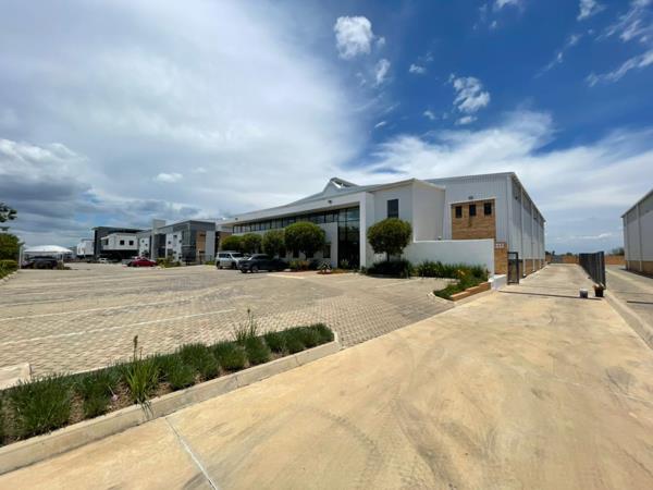 1 560  m² Industrial space