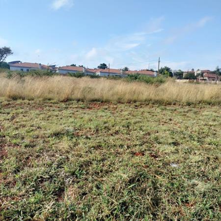 1 674 m² Land
