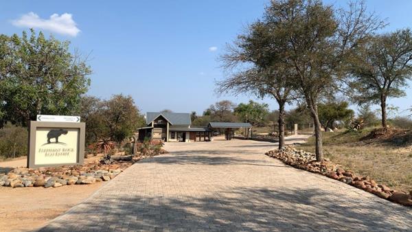 2 400 m² Land