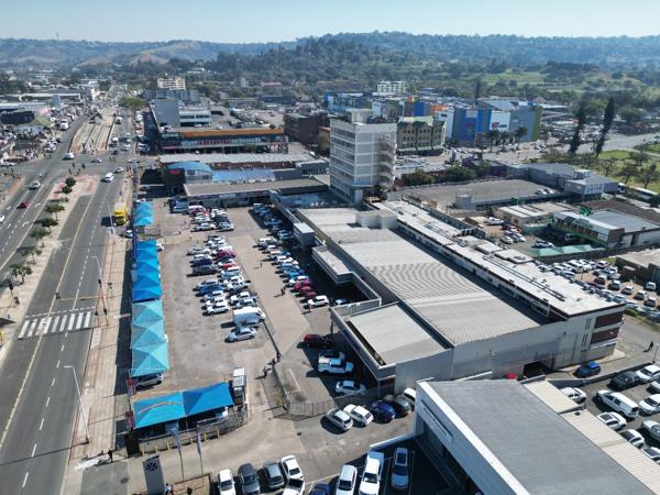 7 607  m² Retail Space