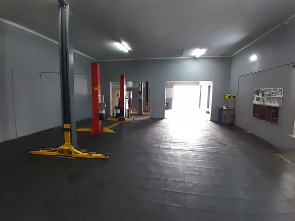 1 055  m² Commercial space