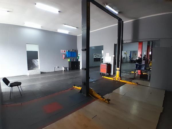 1 055 m² Commercial space