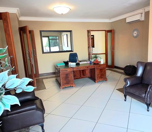 305  m² Office Space