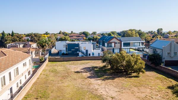 936 m² Land