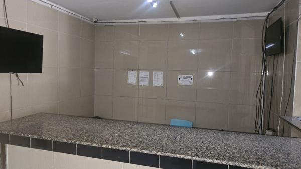 1 100  m² Commercial space