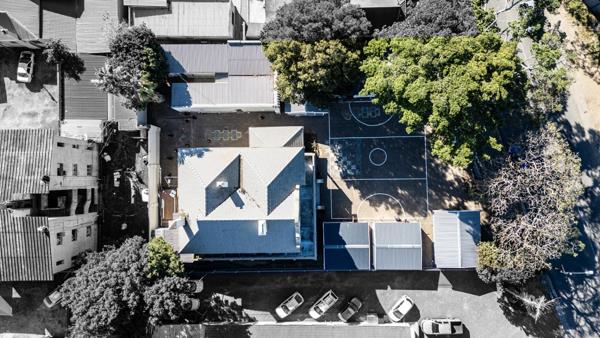 676  m² Commercial space