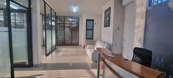 163  m² Commercial space