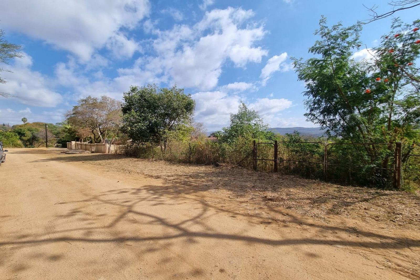 1 080 m² Land - View 3
