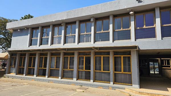 9 000  m² Industrial space