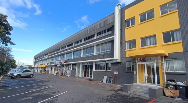142  m² Commercial space