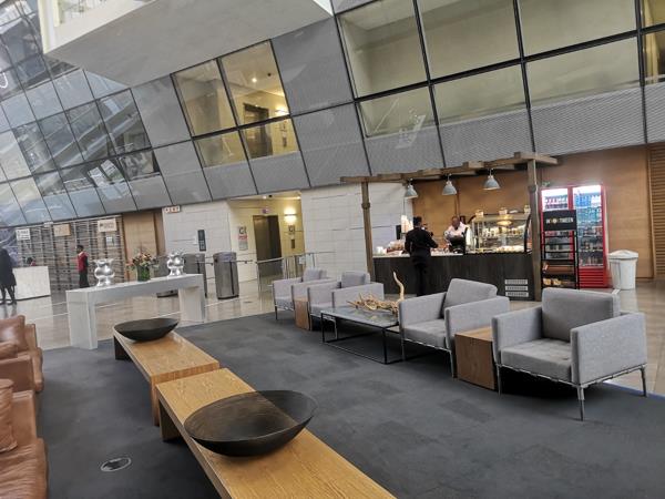 1 600  m² Commercial space