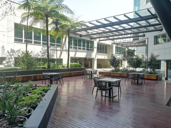 889 m² Commercial space