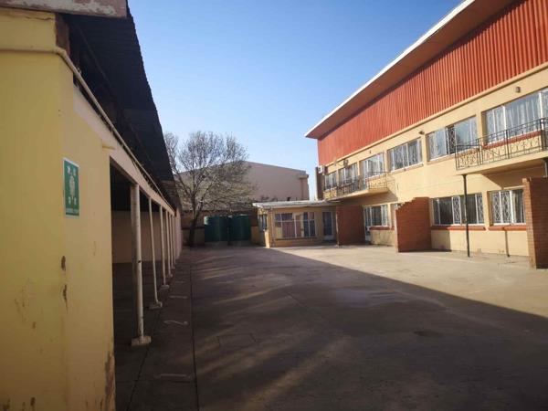 2 736  m² Retail Space