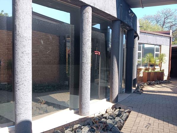 555  m² Commercial space