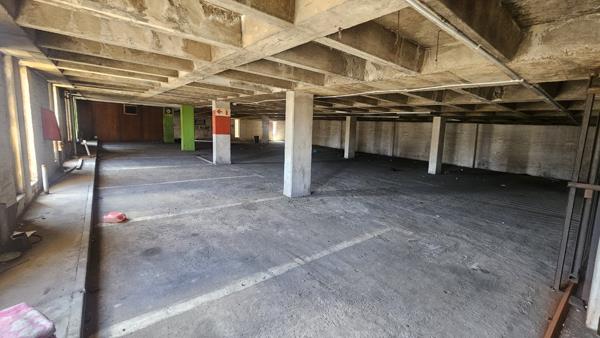 2 000  m² Commercial space