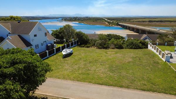 1 238 m² Land