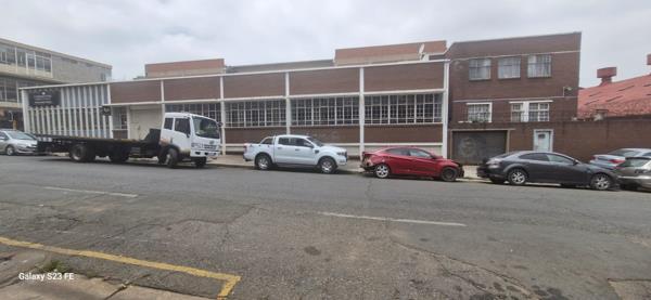 1 100 m² Commercial space