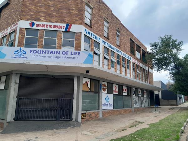 889  m² Commercial space