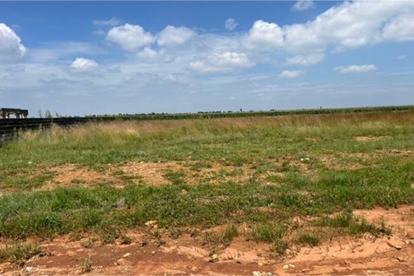 2 050 m² Land