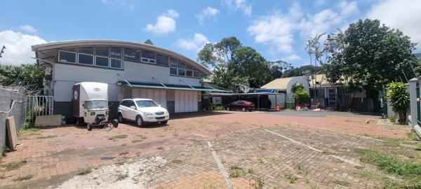 1 560  m² Commercial space
