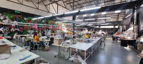 963  m² Commercial space