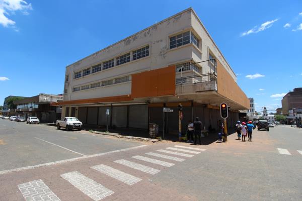 992  m² Commercial space