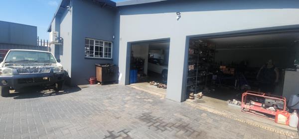 965  m² Commercial space