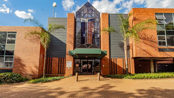 633  m² Commercial space