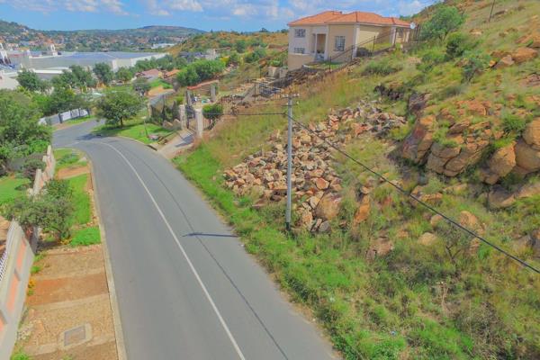 1 718 m² Land