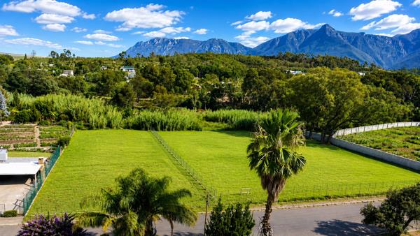 1 404 m² Land