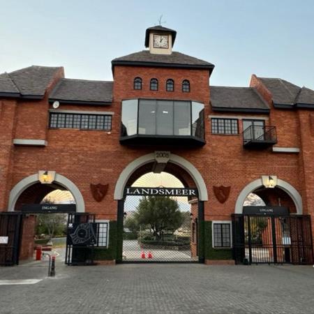 1 023 m² Land
