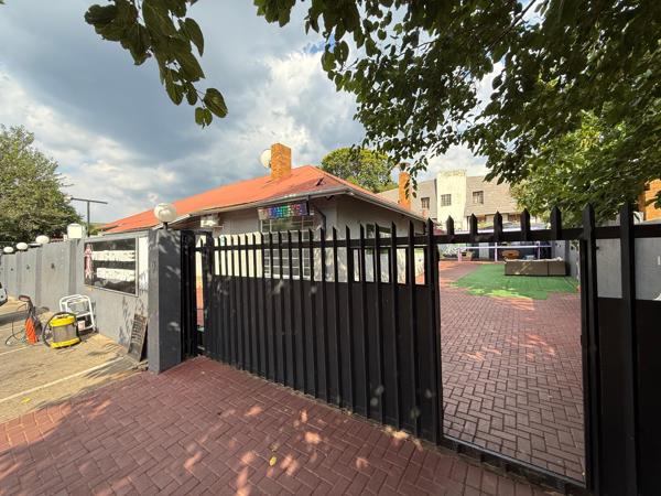 303  m² Commercial space