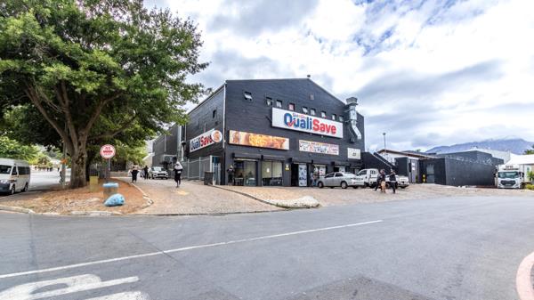 1 585 m² Retail Space