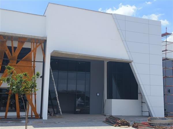 1 400  m² Commercial space