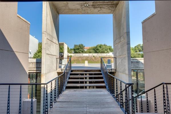 3 302  m² Office Space