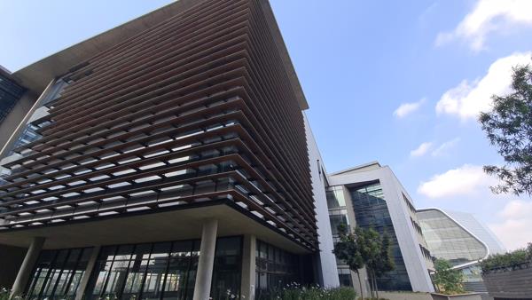 1 100  m² Commercial space