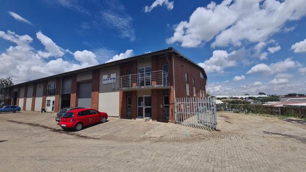 1 215  m² Industrial space