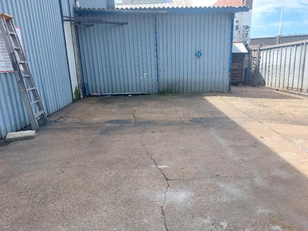 1 100  m² Industrial space