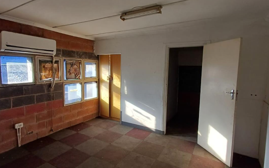 210  m² Industrial space