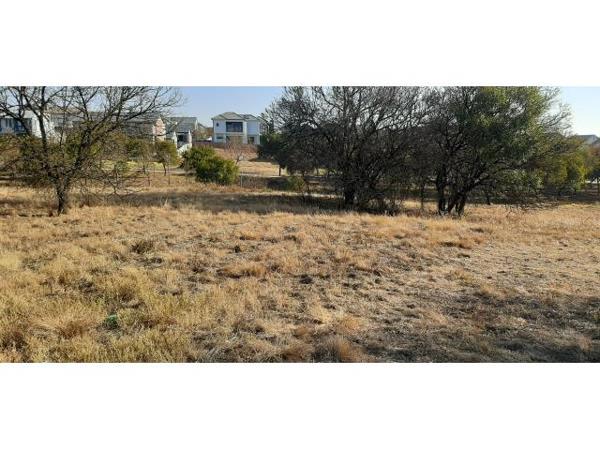 600 m² Land